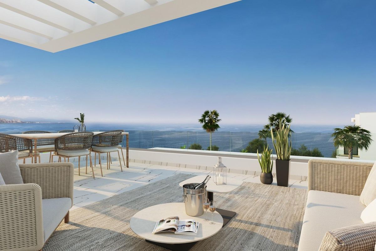 Moderne loungeruimte op het terras van een penthouse in Casares, met uitnodigende zitplaatsen en panoramisch zeezicht.