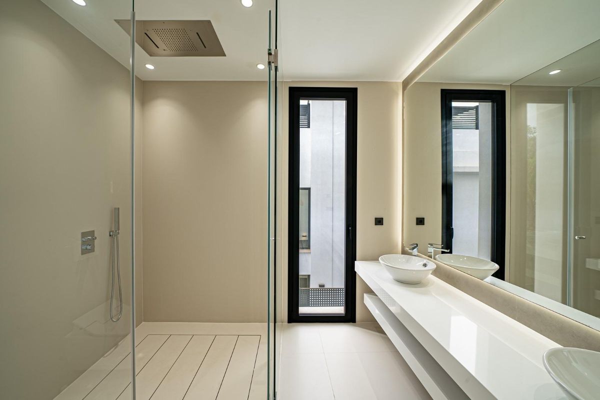 Elegante badkamer met een eigentijds ontwerp en natuurlijk licht van een raam in villa aan de Costa del Sol.