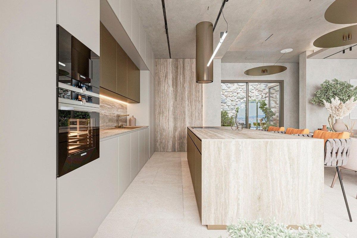 Badkamer met vrijstaand bad en zeezicht