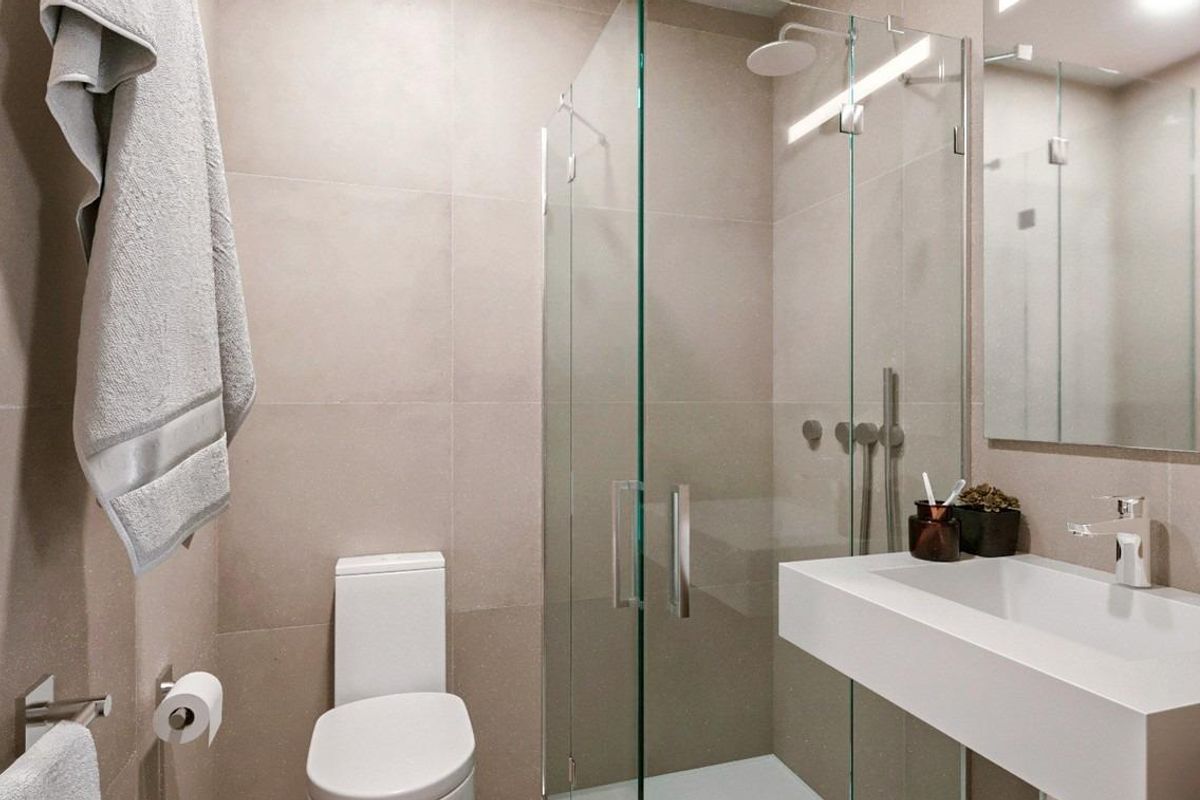 Strakke badkamer in de 3-slaapkamer villa, met een modern ontwerp en veel natuurlijk licht in Fuente Álamo.