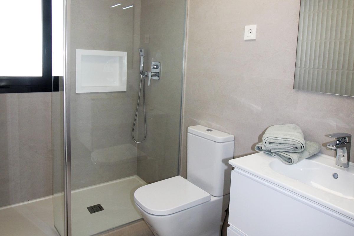 Moderne badkamer met voldoende verlichting en een inloopdouche in het townhouse van Pilar de La Horadada.