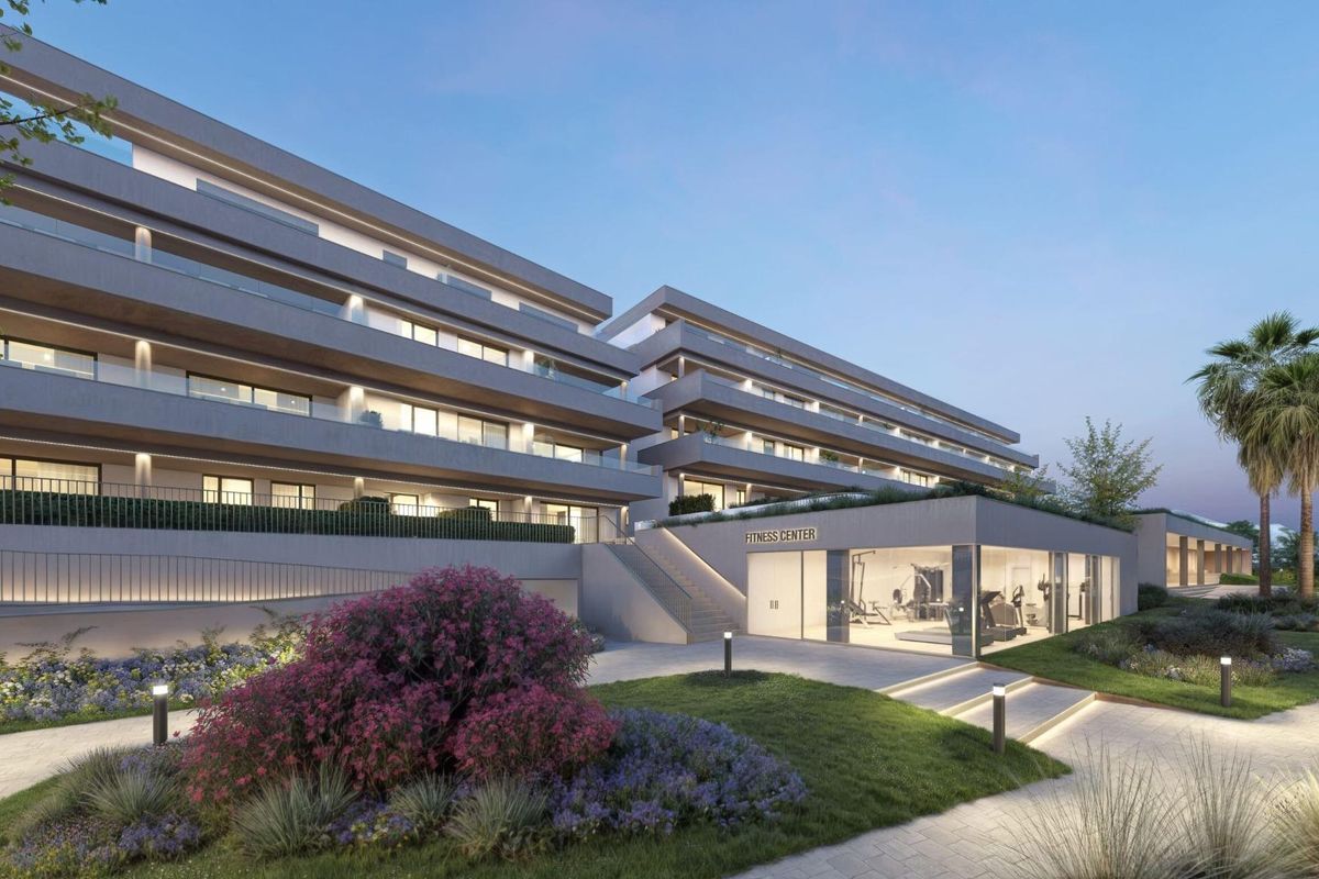 Sophisticated appartementcomplex ingang met voorzieningen en landschapsaanleg in Estepona, Costa del Sol.