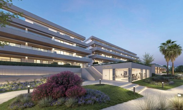 Buitenaanzicht van een modern 2-slaapkamerappartement complex in Estepona, met aangelegde tuinen en eigentijds ontwerp.