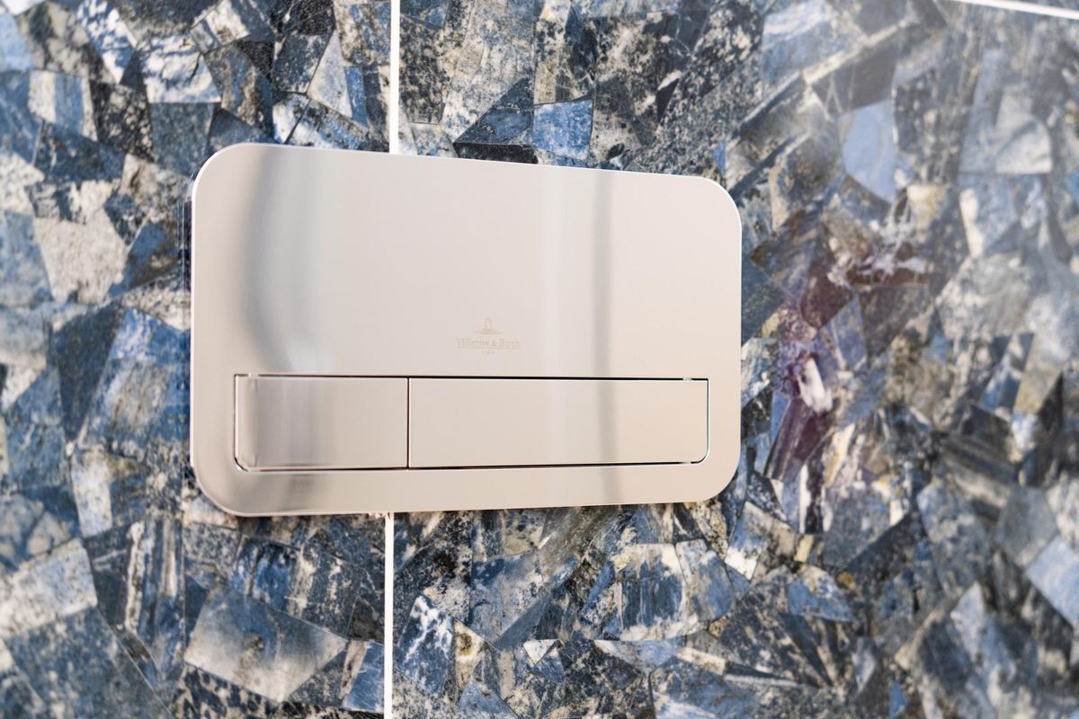 Close-up van eigentijdse badkamerarmaturen in een townhouse in La Marina, met luxe afwerkingen.