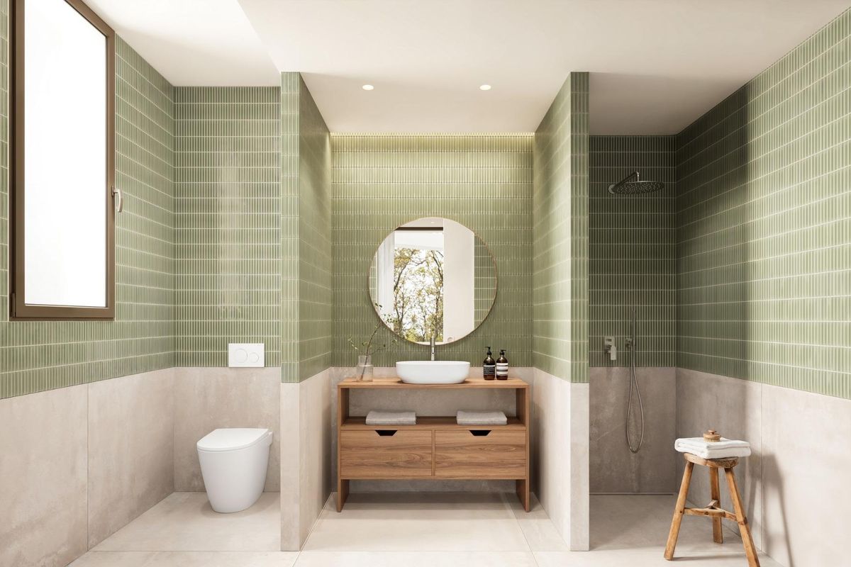 Stijlvolle badkamer met groene tegels en een ronde spiegel, gelegen in een luxe 4-slaapkamer villa in Algorfa, Costa Blanca Zuid.