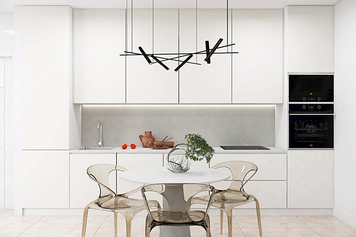 Strakke keuken in een appartement met één slaapkamer in Torrevieja, met moderne apparaten en inrichting.