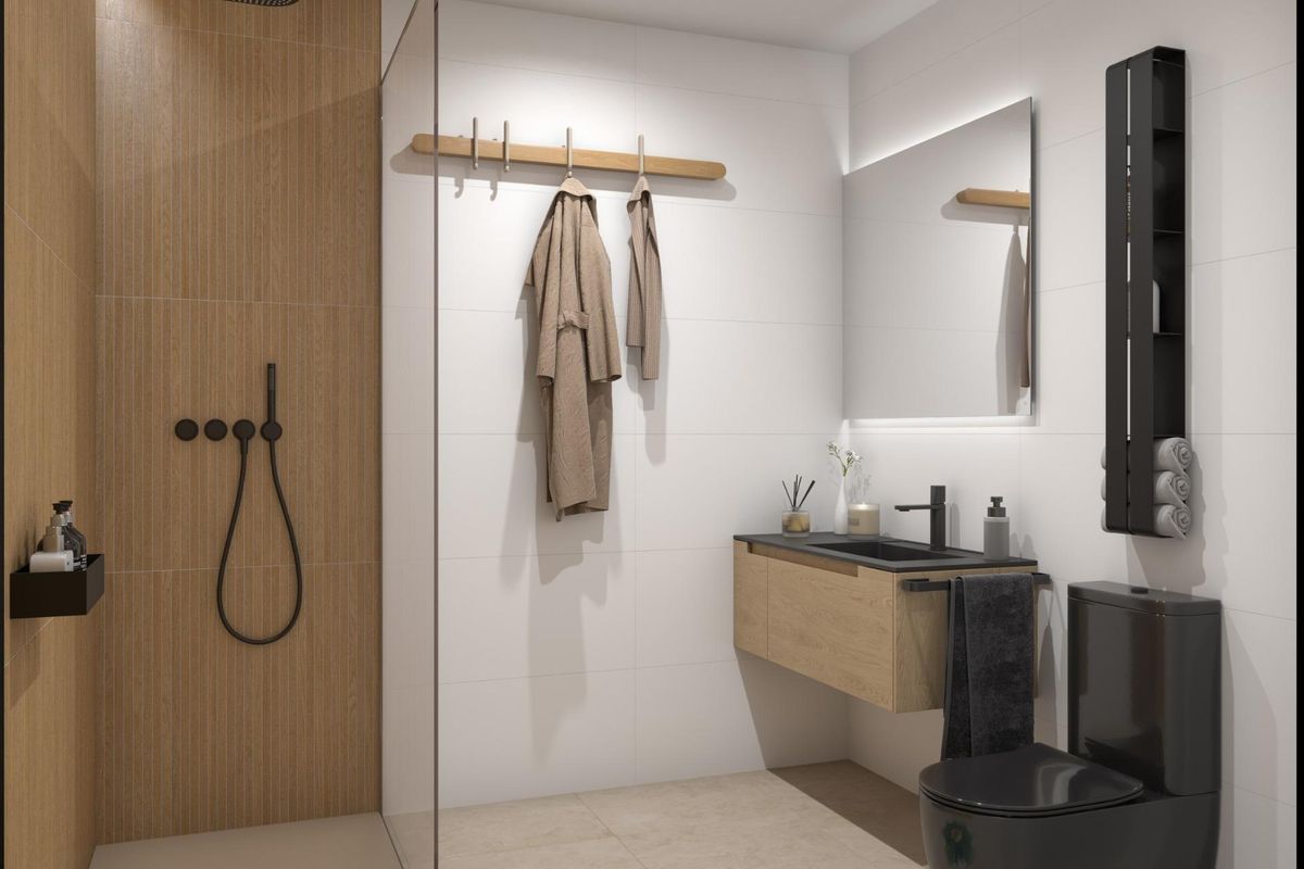Hedendaagse badkamer met houten accendmuur, zwarte doucheonderdelen, hangende badjassen en strak design in Spaanse woning nabij Dolores