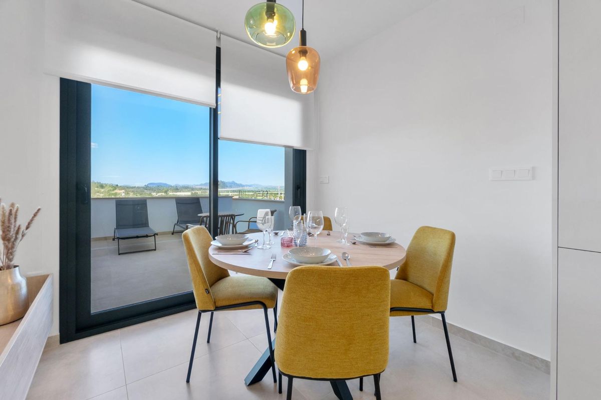 Eetgedeelte in een 3-slaapkamer bungalow, met uitzicht op het terras en het omliggende groen in Torrevieja.