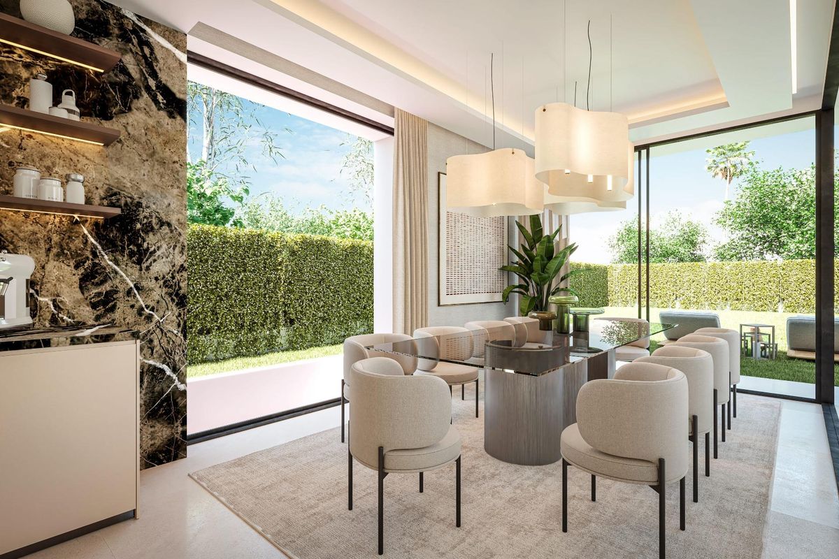 Eetgedeelte in een moderne 4-slaapkamer villa in estepona. neutrale tinten, stenen accentmuur, kamerhoge ramen met uitzicht op de tuin.