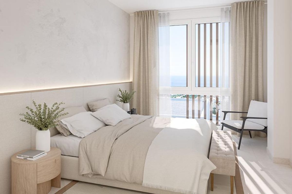 Uitnodigende slaapkamer met warme inrichting en panoramisch uitzicht op zee in een 3-slaapkamer townhouse in Mijas, Costa del Sol.