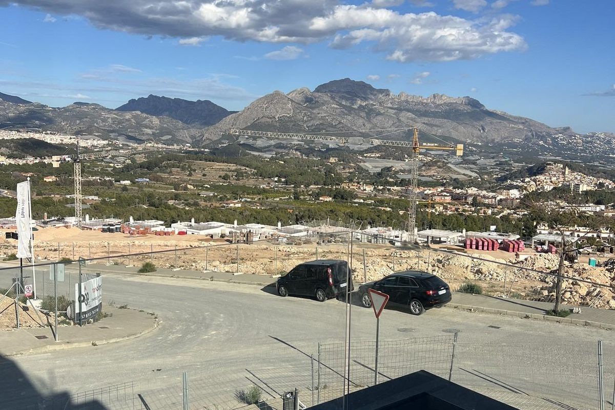 Scenisch uitzicht vanaf het terras met bergen en een ontwikkelend gebied nabij een 3-slaapkamer townhouse in Polop, Spanje.