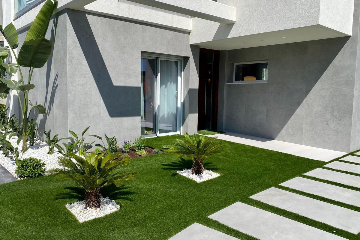 Uitnodigende ingang van de villa in Finestrat, met een modern design en landschapsarchitectuur.