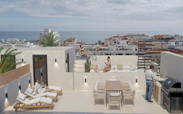 Dakterras met zeezicht, ligstoelen en eetruimte bij 2-slaapkamer penthouse in Torrevieja.