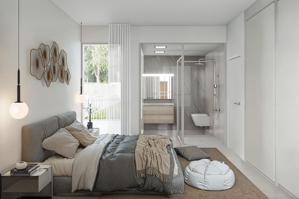 Ruime slaapkamer met aangrenzende badkamer in een 3-slaapkamer townhouse in Los Alcazares.