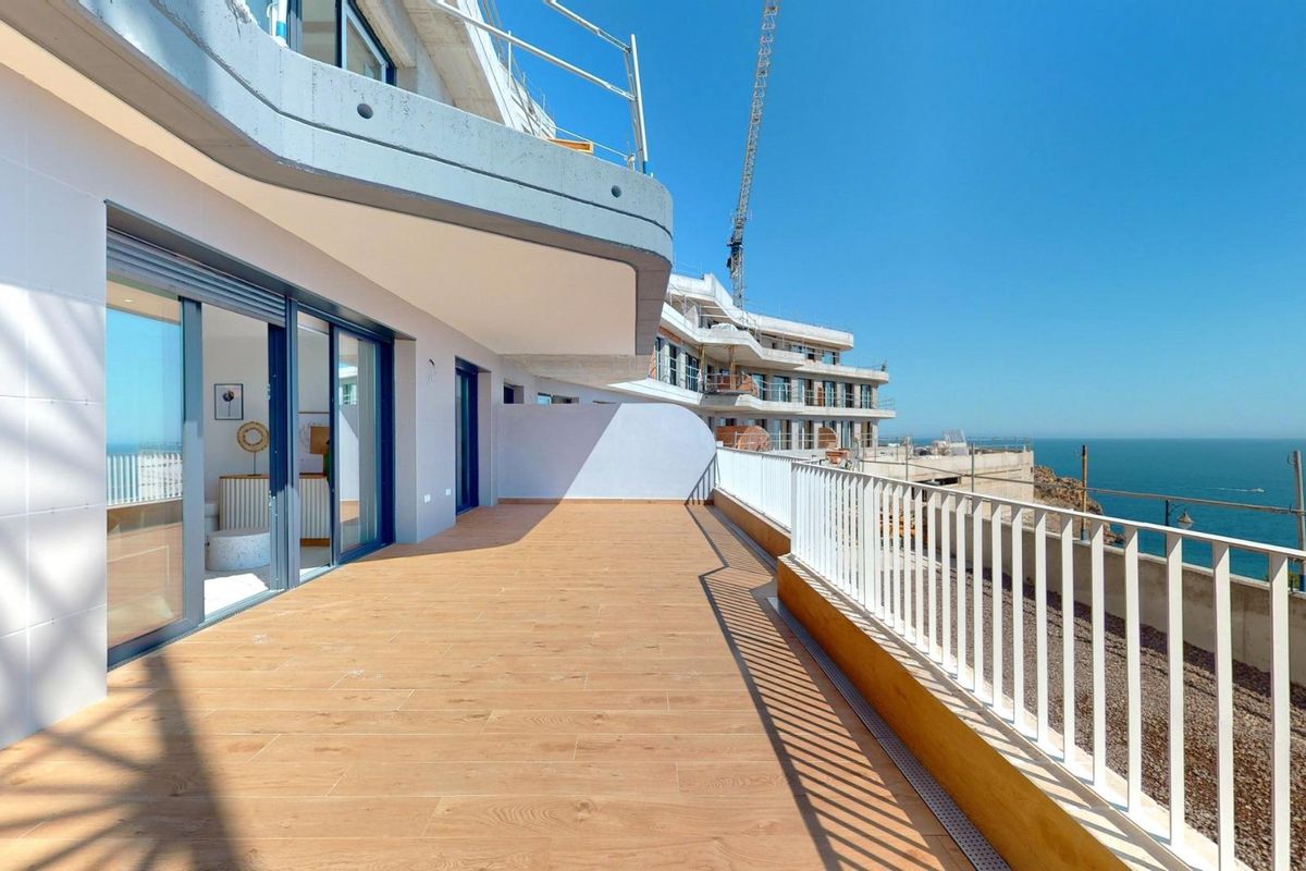 Heldere buitenterrasse met uitzicht op de oceaan in Aguilas, Costa Calida.