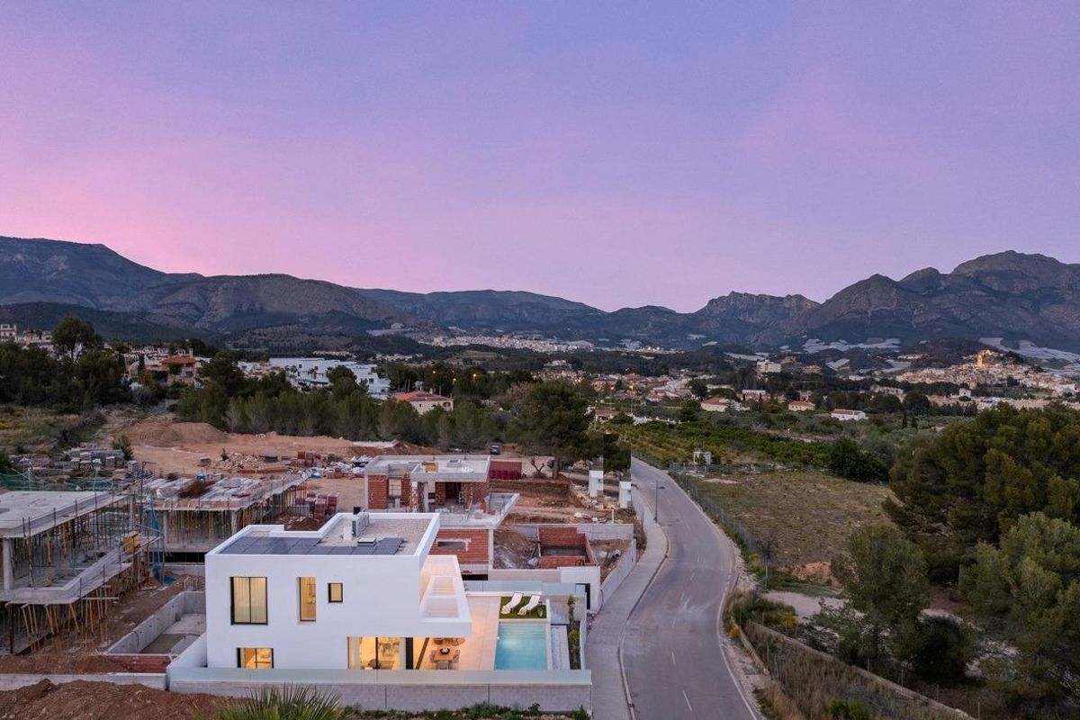 Buitenaanzicht van een moderne villa in Polop met een strakke uitstraling en ruime oprit.