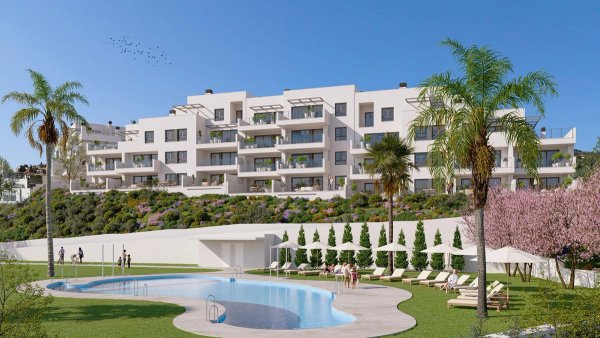 Buitenzicht op een modern appartementencomplex met zwembad en tuinen in Almuñecar, Costa del Sol.