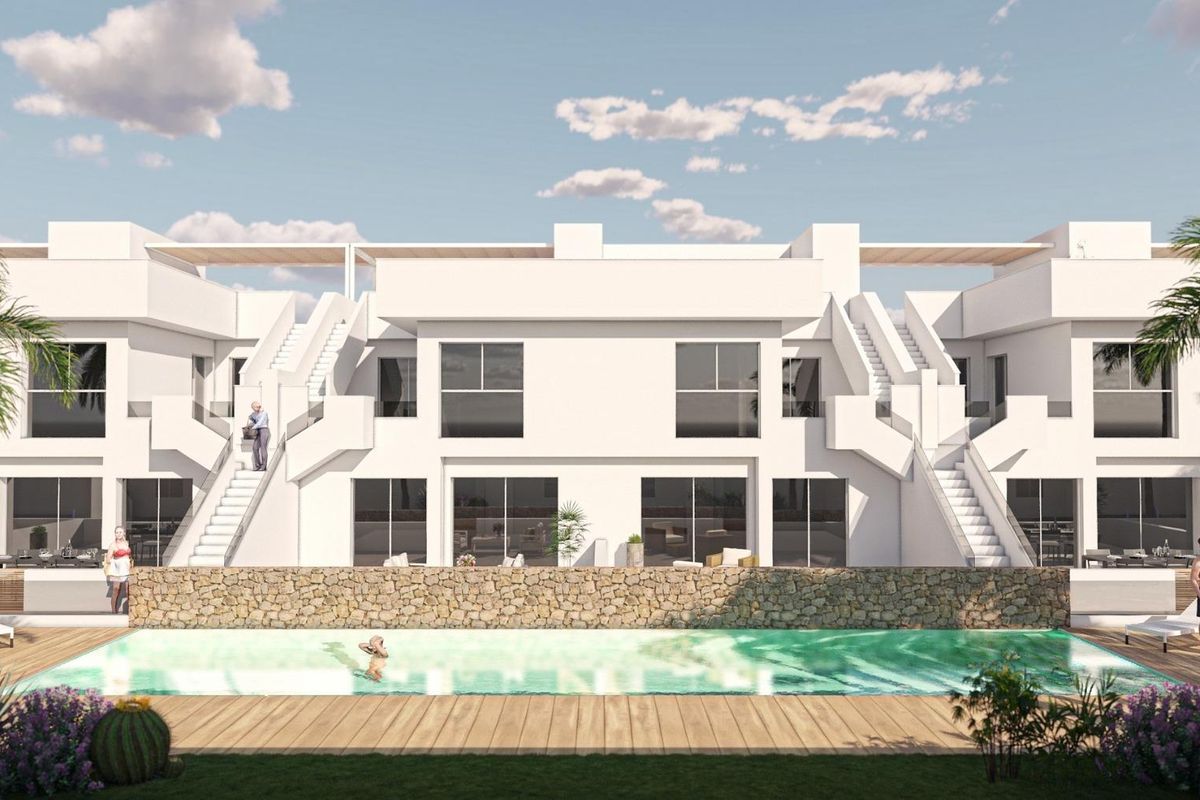 Buitenzicht op moderne appartementen met een gemeenschappelijk zwembad in Pilar de La Horadada, Costa Blanca Zuid.