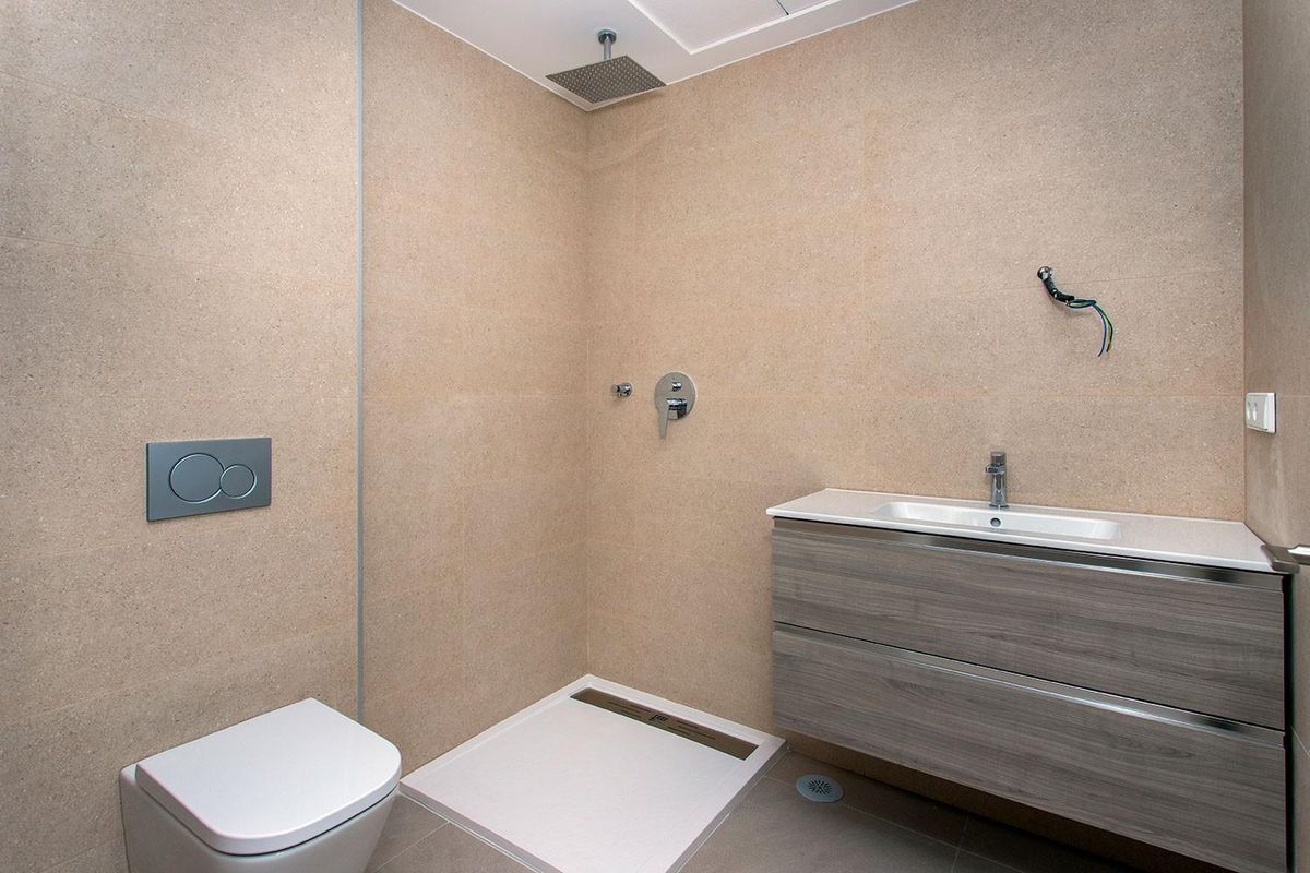 Moderne badkamer met douche en wastafel in een beneden 3-slaapkamer appartement, Hondón de las Nieves, Spanje.