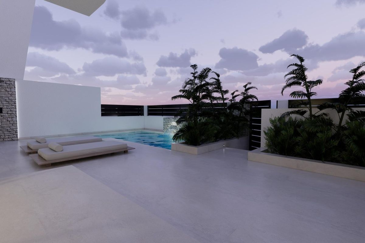 Ontspannend zwembadzicht bij schemering met planten in de villa, Dolores, Costa Blanca Zuid.