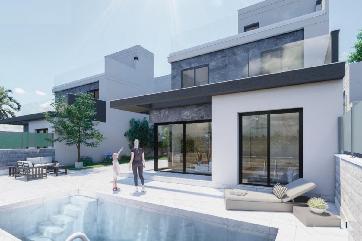 Buitenzijde van de 3-slaapkamer villa met zwembad, met gezin dat van de ruimte geniet in Pilar de La Horadada.