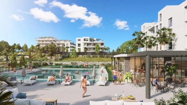 Levende zwembadgebied met gasten die van de zon genieten, gelegen in Mijas, Costa del Sol, Spanje.