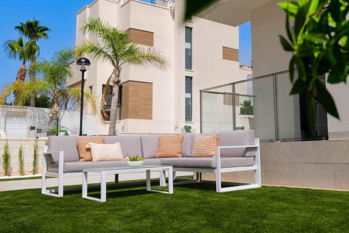 Buiten zitgedeelte met kussens, ideaal voor ontspanning in Rojales, Costa Blanca Zuid, Spanje.