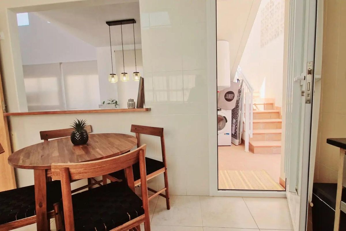 Gezellig eetgedeelte dat de keuken en het buitengebied verbindt in een 3-slaapkamer villa gelegen in Lorca, Costa Calida.