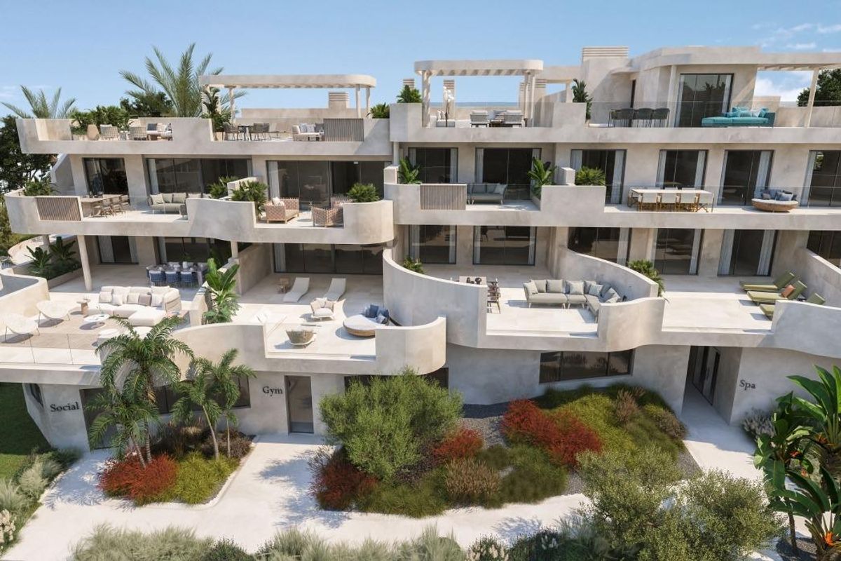 Bovenaanzicht van de indeling van het penthousecomplex en de weelderige omgeving in Estepona.