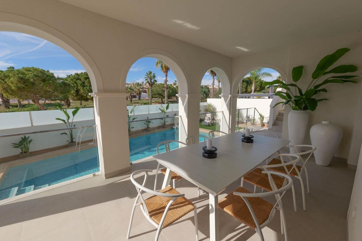 Eetkamer met tafel met uitzicht op het zwembad, onderdeel van een 3-slaapkamer villa in Rojales, Spanje.