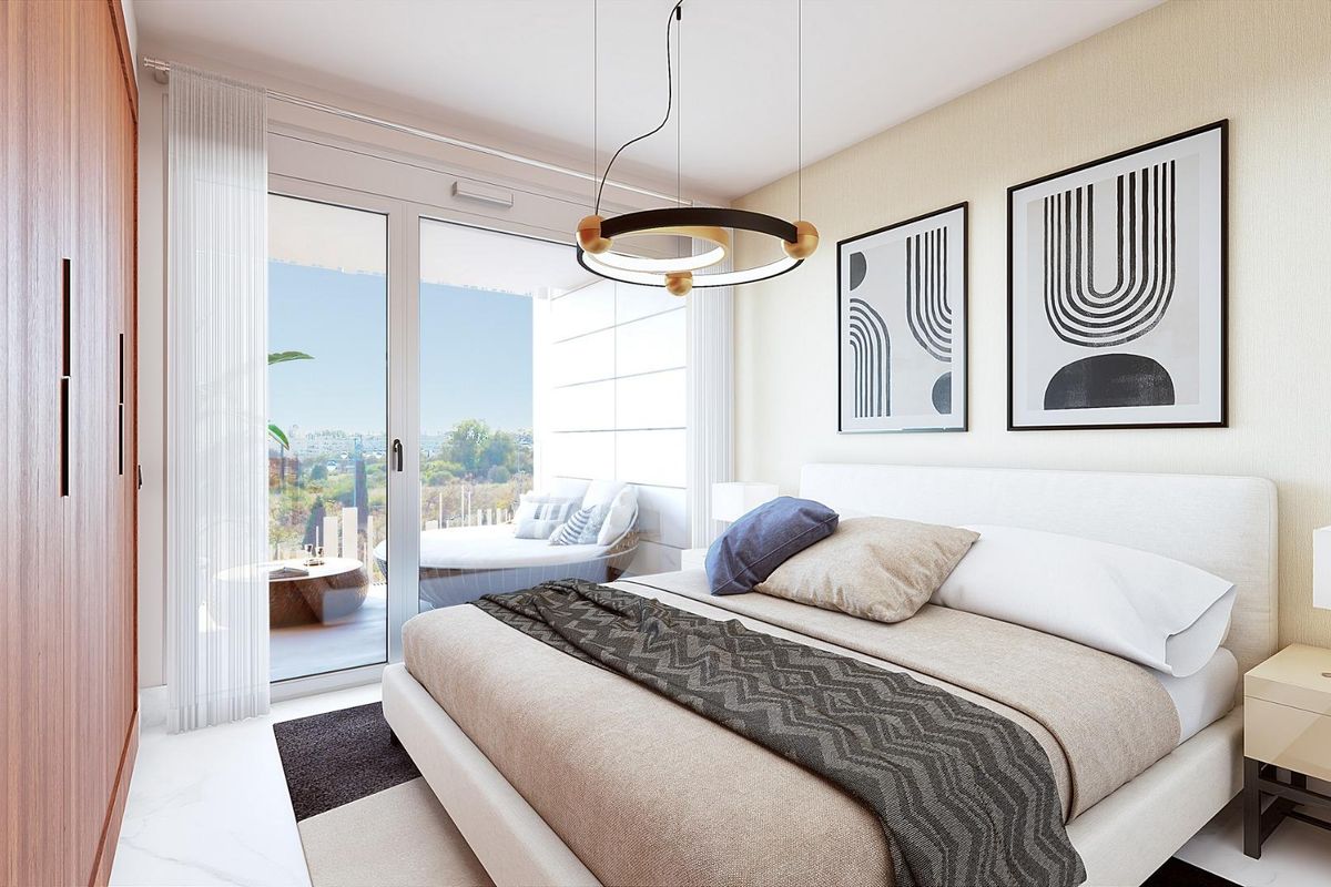Moderne slaapkamer in een 3-slaapkamerappartement in Marbella, Costa del Sol, met een balkon en stadszicht.