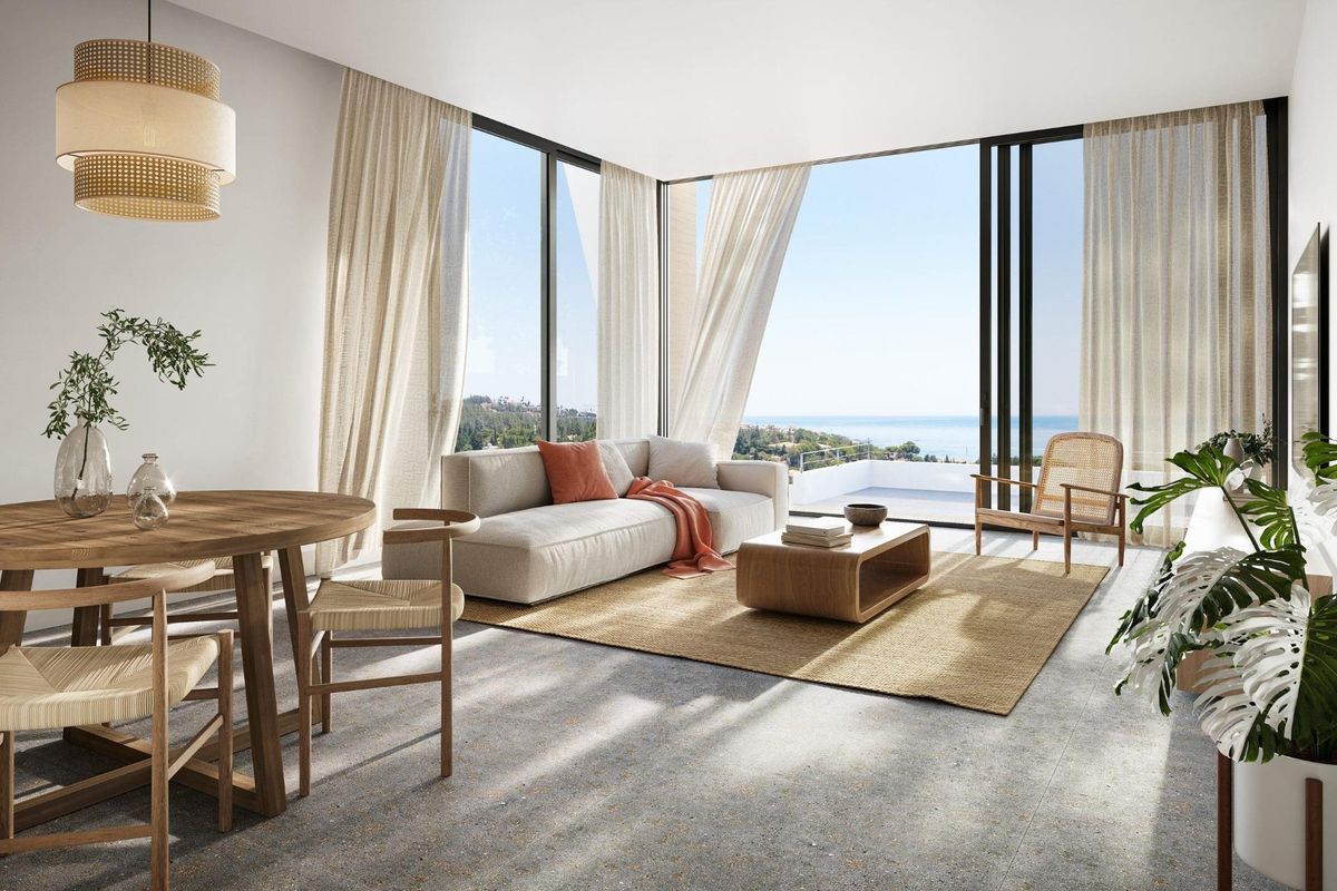 Gezellige eetruimte in een villa in Mijas, met grote ramen die de ruimte vullen met natuurlijk licht.