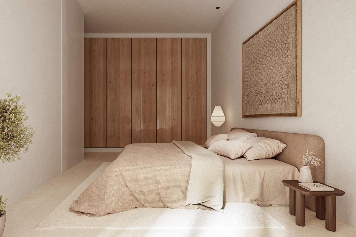 Rustige slaapkamer in de villa, ingericht in zachte tinten en natuurlijke materialen.