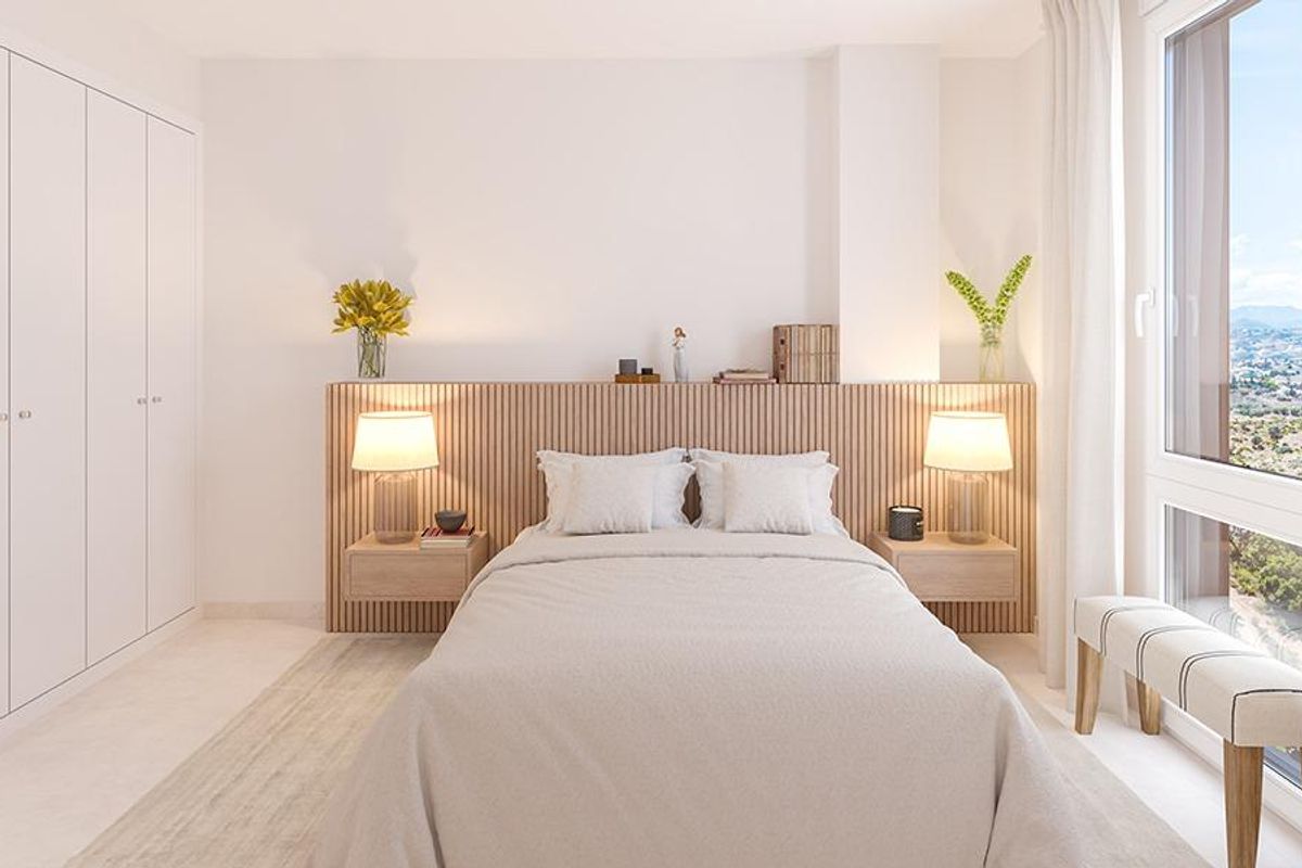 Gezellige slaapkamer met moderne meubels en een schilderachtig uitzicht in een 3-slaapkamer townhouse in Mijas, Costa del Sol.