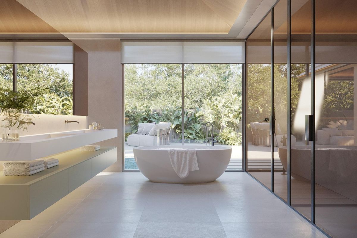 Luxe badkamer in de villa in Marbella met moderne fittingen en een prachtig uitzicht op de tuin.