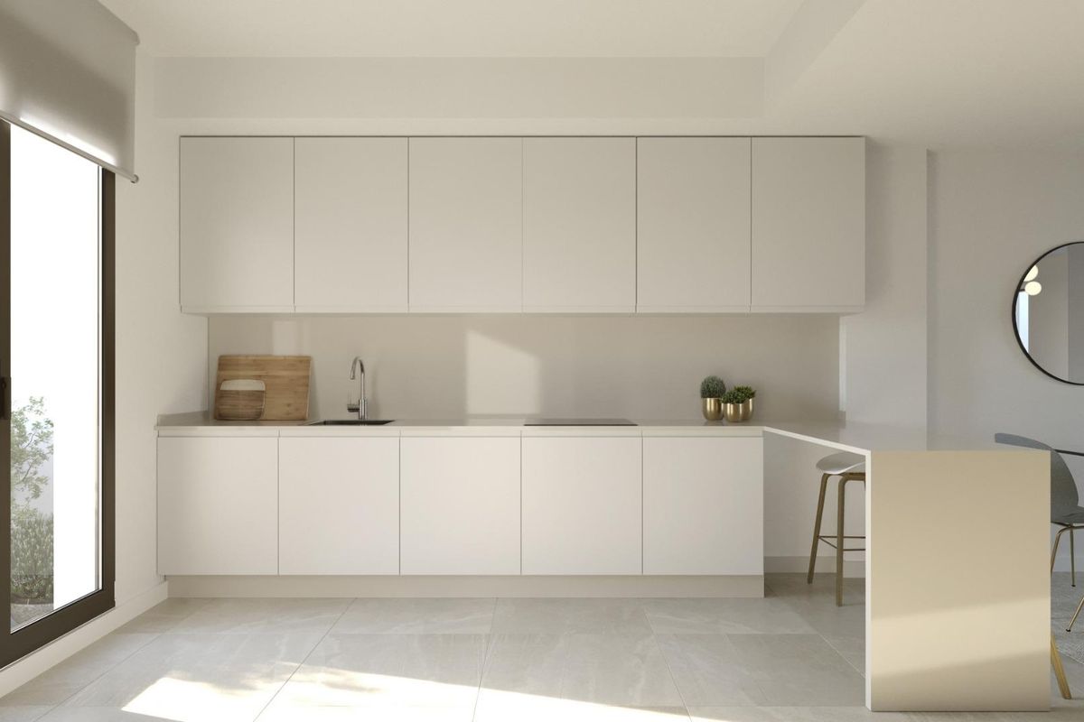 Strakke keuken in het 4-slaapkamer herenhuis, met moderne apparaten en een minimalistisch ontwerp in Rincon de la Victoria.
