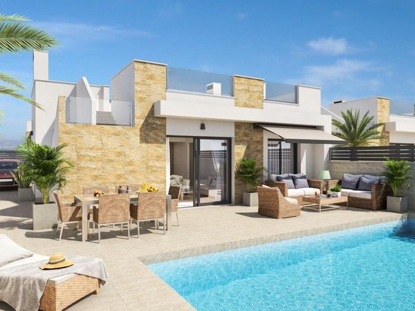 Buitenzicht op een moderne villa met 3 slaapkamers, terras en zwembad in San Fulgencio, Costa Blanca Zuid, Spanje.