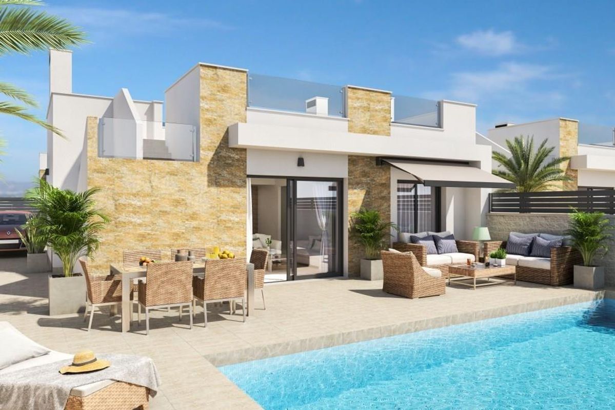 Buitenzicht op een moderne villa met 3 slaapkamers, terras en zwembad in San Fulgencio, Costa Blanca Zuid, Spanje.