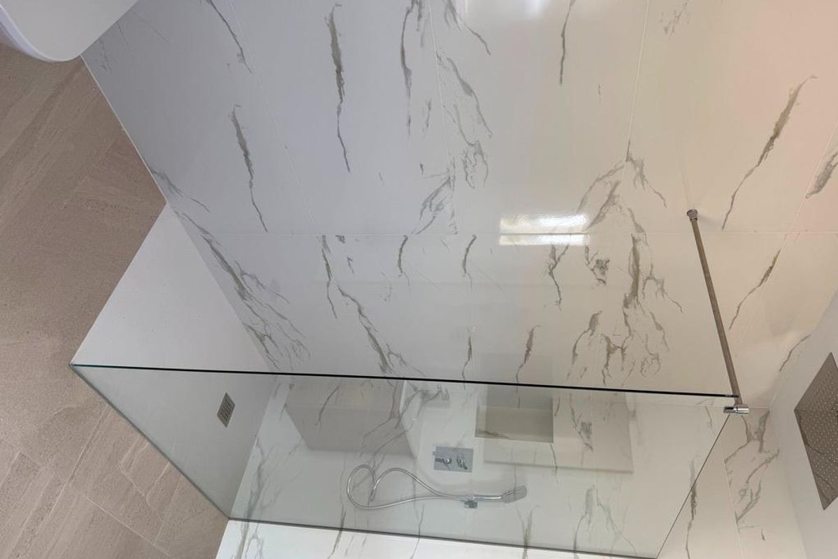 Stijlvolle badkamer met een modern ontwerp in een villa in Pinoso, Spanje.