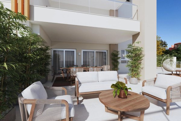 Gezellige terrasspace met zitplaatsen in een begane grond appartement in Mijas, Costa del Sol.