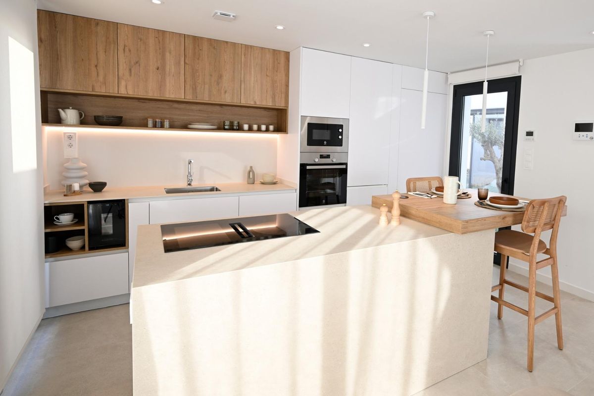 Privézwembad en aangelegde tuin van villa