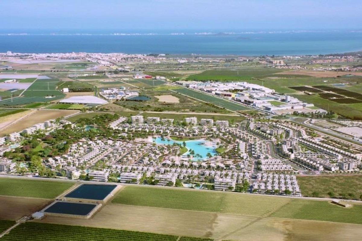 Luchtfoto van het complex in Los Alcazares met villa's, zwembaden en omliggende groenvoorzieningen.