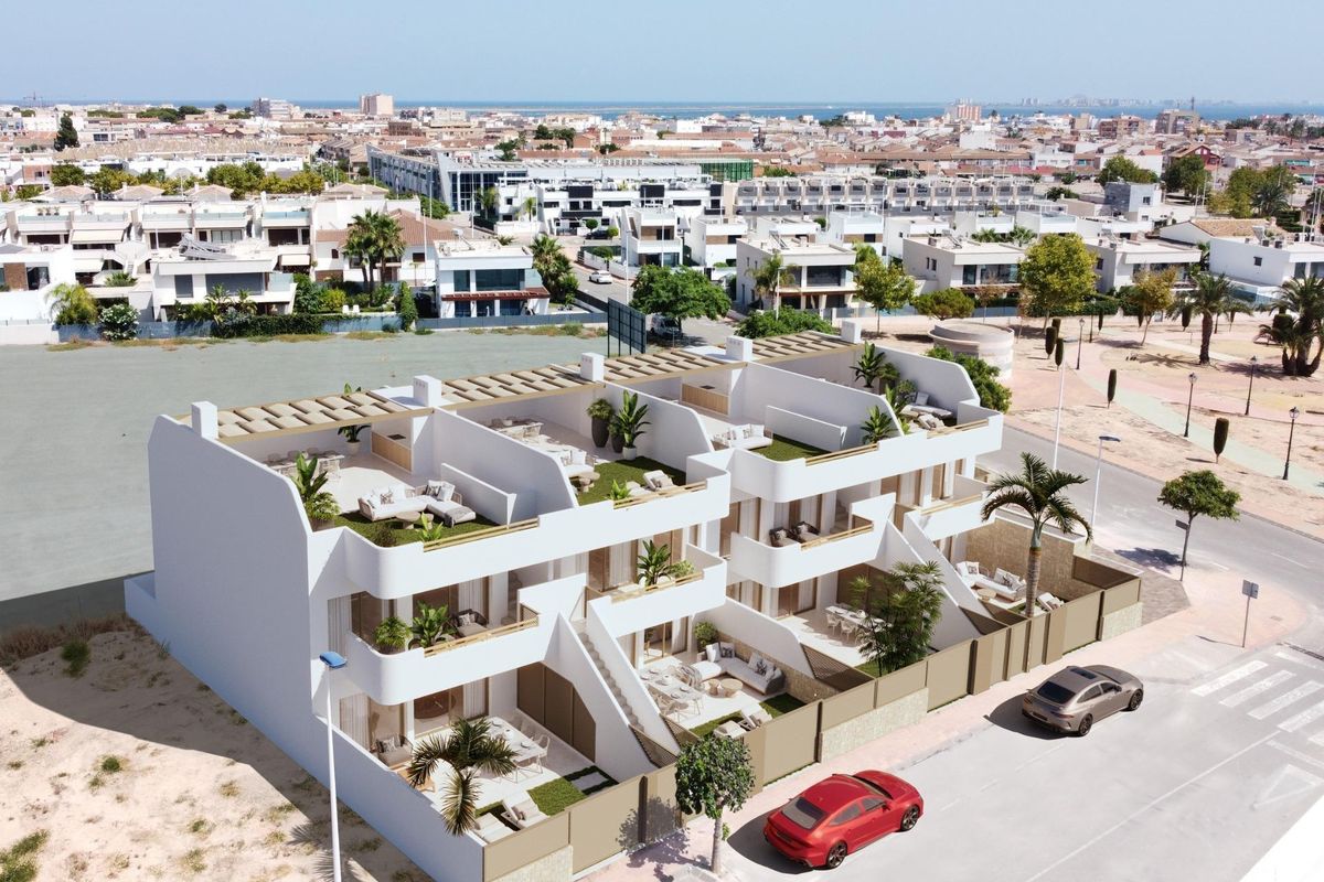 Luchtfoto van het complex met driekamer appartement met tuinen en indeling in San Pedro del Pinatar.