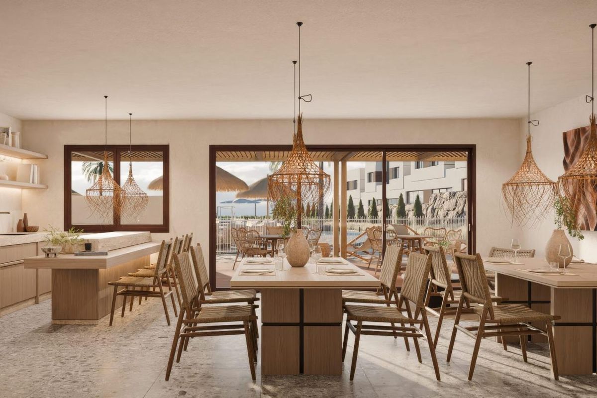 Charmante eetruimte met uitzicht op het zwembad, met natuurlijke materialen in de townhouse in Mijas.