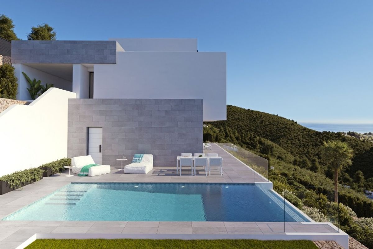 Moderne villa-exterieur met een zwembad en weelderig groen in Altea, Costa Blanca Noord.