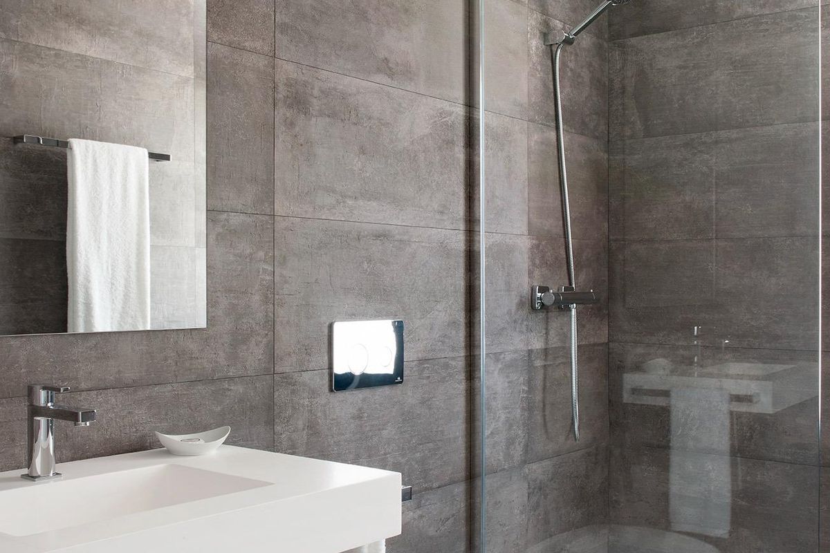 Hedendaagse badkamer in een villa met 3 slaapkamers, met een douche en minimalistisch design, gelegen in La Manga Club, Costa Calida.