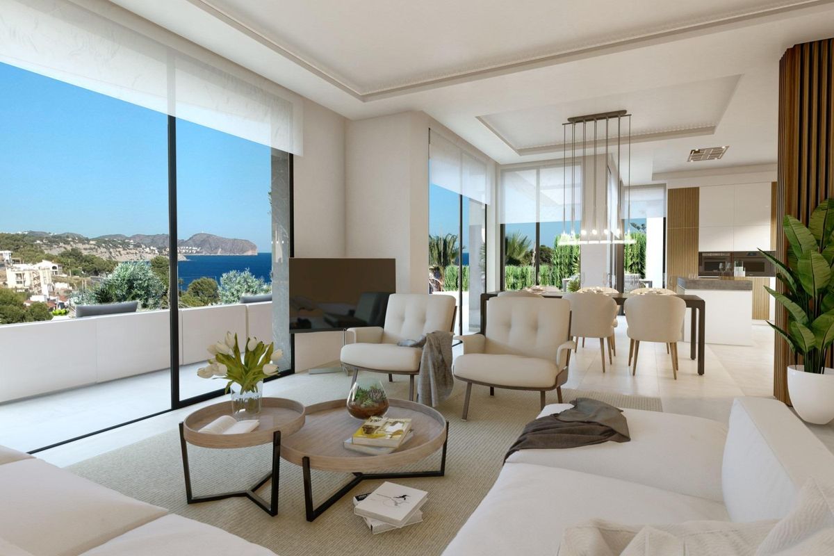 Heldere woonkamer in een villa met 4 slaapkamers in Benissa, met grote ramen en uitzicht op de tuin en zee.