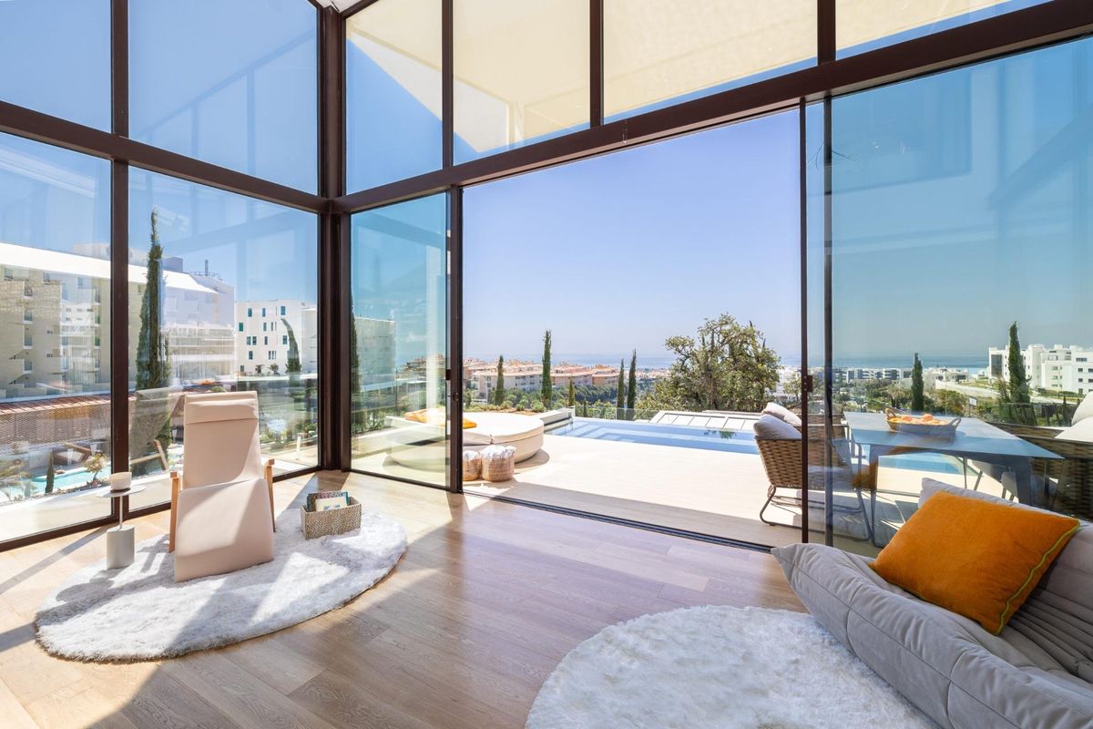 Interieur vanuit de woonkamer van een 4-slaapkamer herenhuis in fuengirola, met het zwembad en uitzicht op de kust.