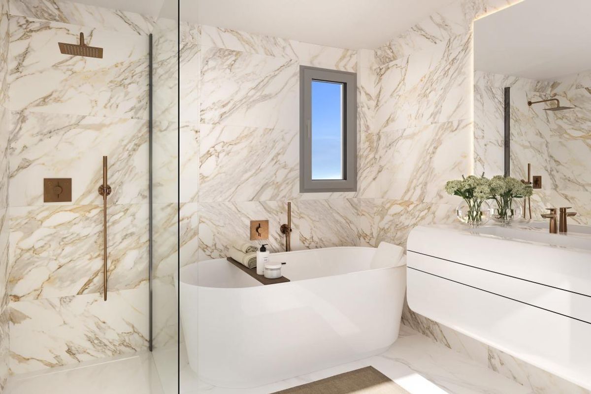 Luxe badkamer met marmeren afwerkingen in Benalmádena. Strak ontwerp met moderne armaturen.
