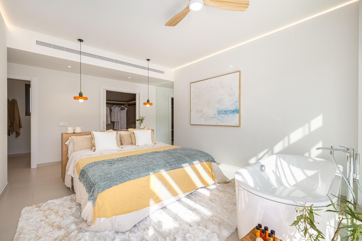 Elegante slaapkamer met een kingsize bed en mooi licht in een 3-slaapkamer appartement in Fuengirola.